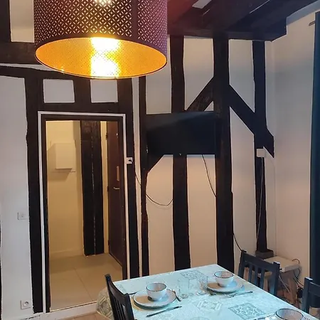 Apartment Between Old-world Charm And Modernity