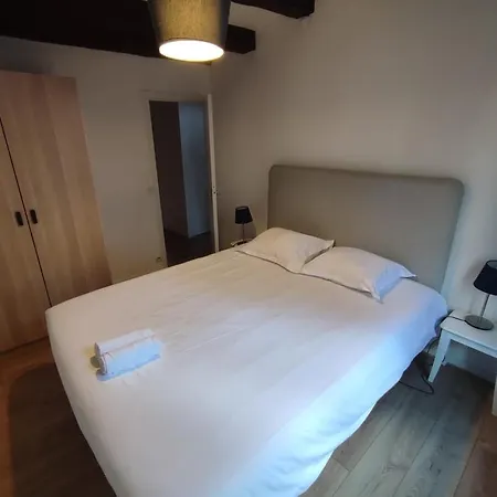 Between Old-world Charm And Modernity Apartment *